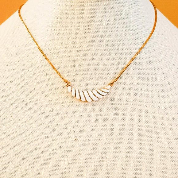 Avon 80's Gatsby Collection Necklace 16" Vintage White Scalloped Swirl Gold Tone - Picture 2 of 7